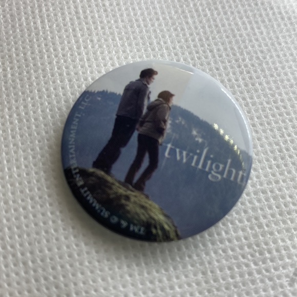 Set of 3 Twilight pins for Twihards Fanpires Twilighter Fandom great condition - Picture 3 of 4